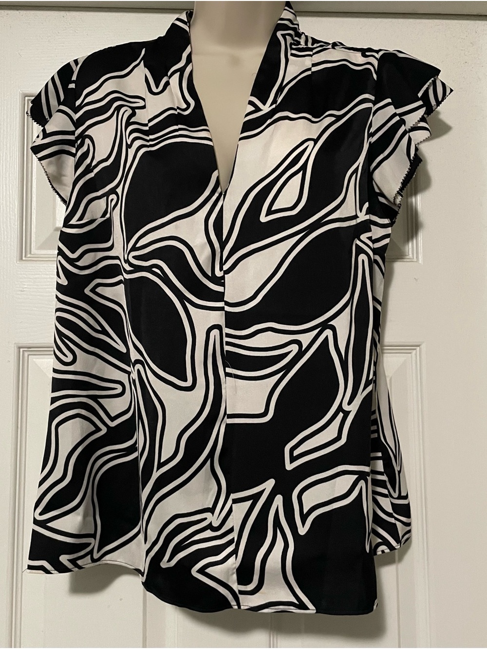 Nine West Black and White Abstract Flutter Sleeve Blouse Size Medium